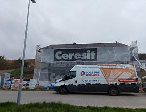 Zateplení stropu rodinného domu pomocí foukané izolace